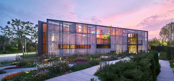 نمای استرچ متال در معماری مدرن شهری